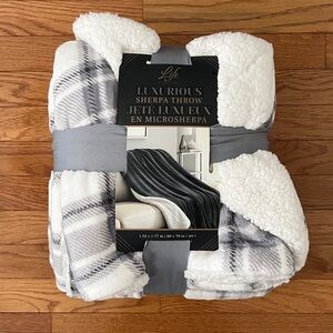 NWT Life Comfort Luxurious Fleece & Sherpa Throw - Gray and White Plaid